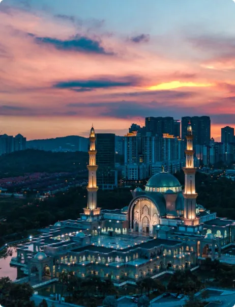 Hamparan rumput hijau asri Al Azhar Memorial Garden