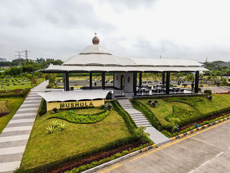 Mushola outdoor Al Azhar Memorial Garden dengan sirkulasi udara alami
