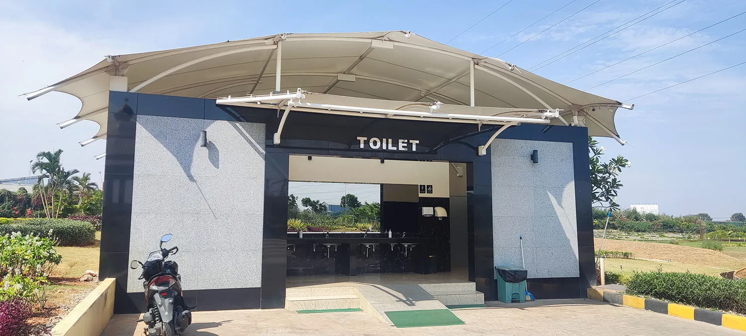 Toilet bersih dan nyaman untuk peziarah