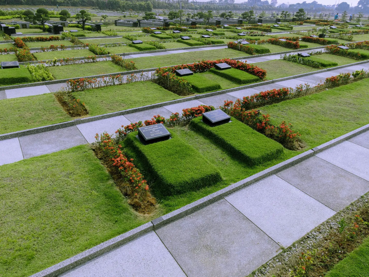 Deretan makam menghadap kiblat dengan walkway bersih