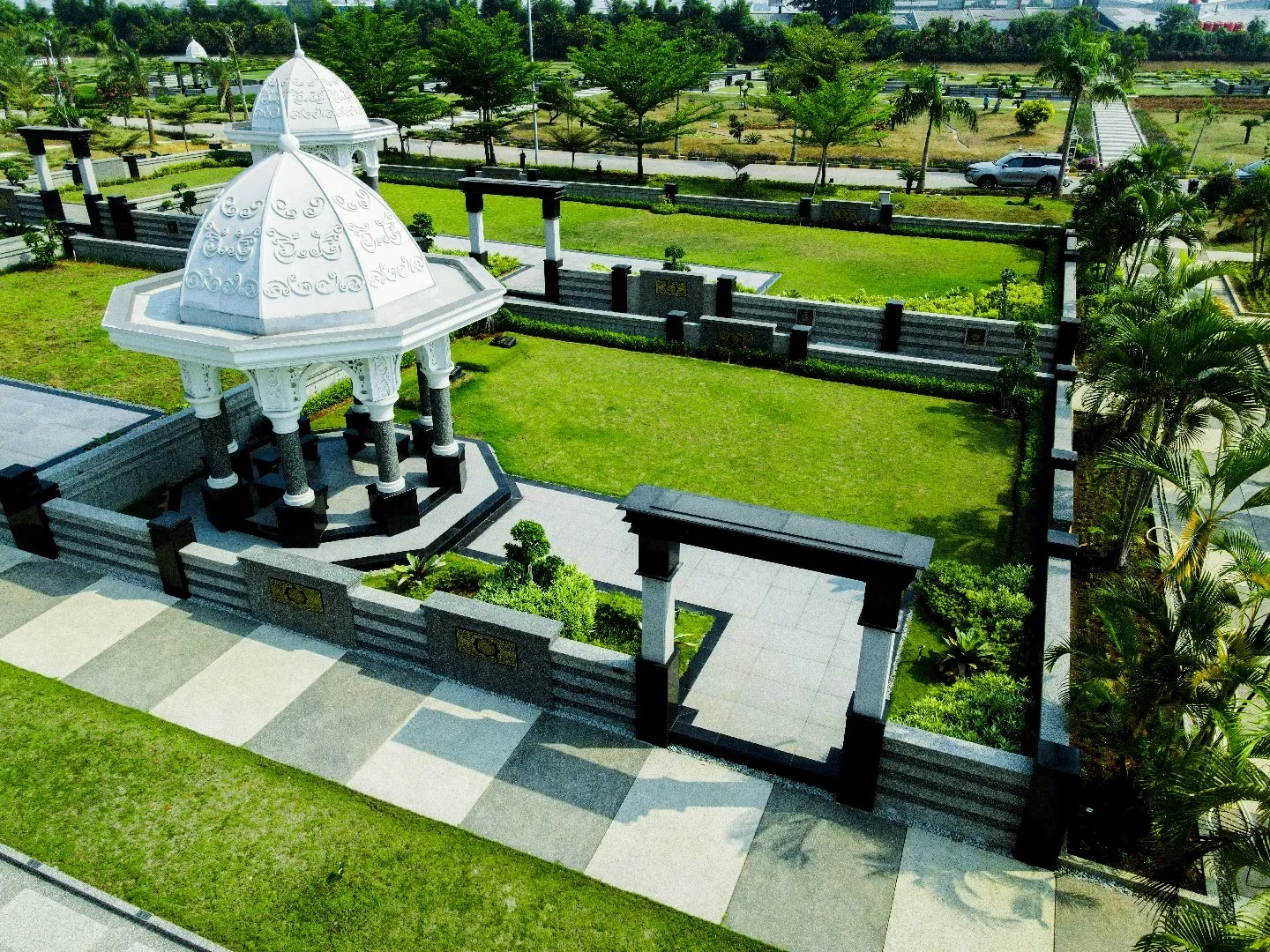 Kavling Royal Family A dengan gerbang dan gazebo eksklusif