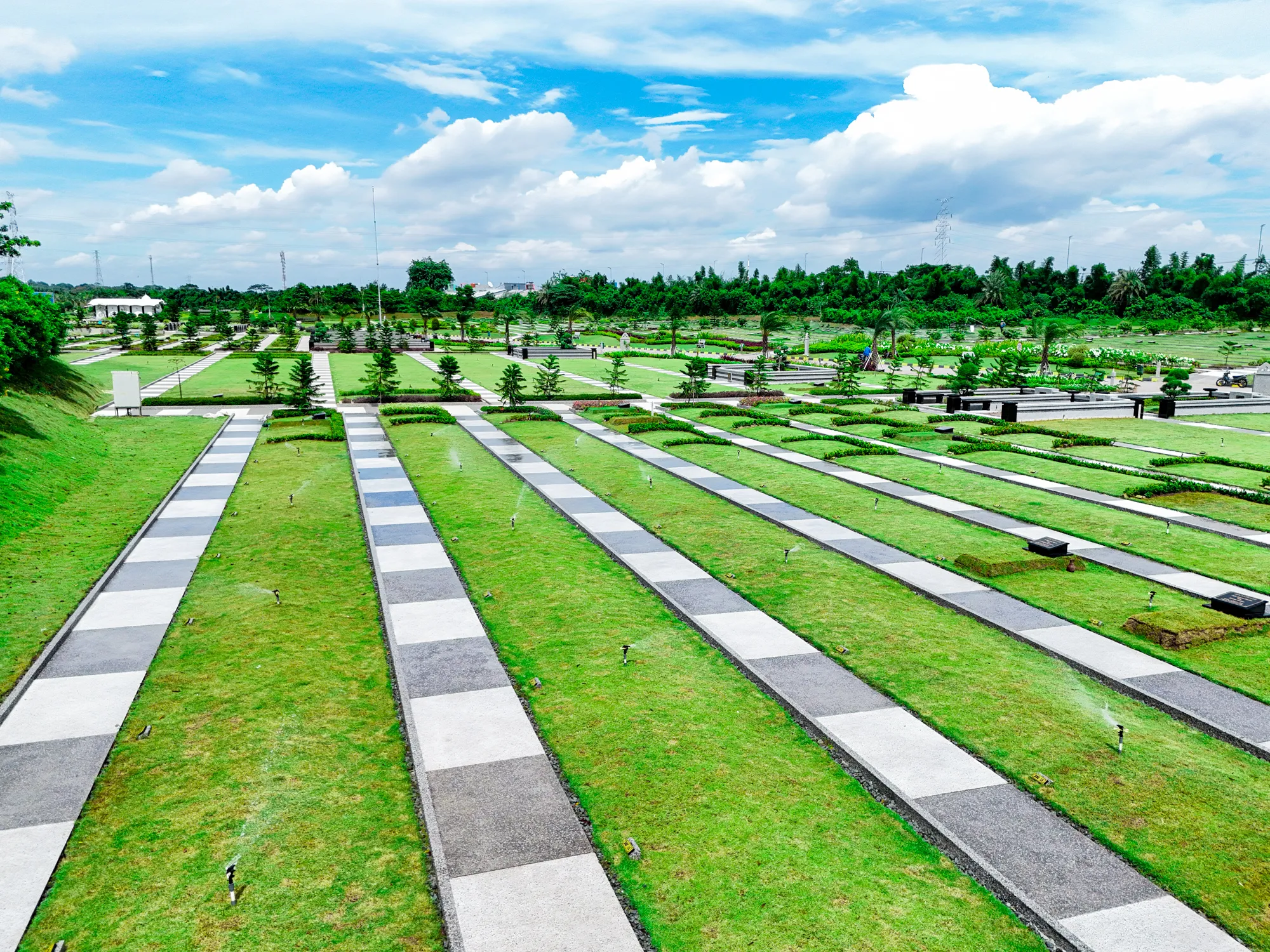 Hamparan hijau taman pemakaman Al Azhar Memorial Garden Karawang
