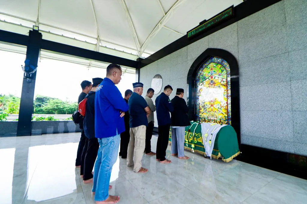 Sholat jenazah berjamaah di mushola utama
