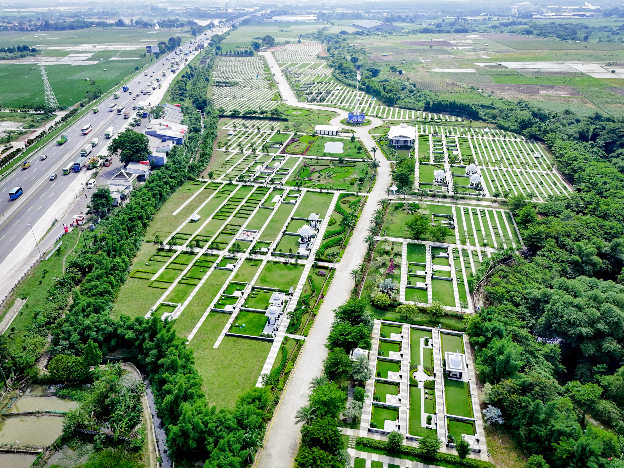 Pemandangan udara taman pemakaman Al Azhar Memorial Garden