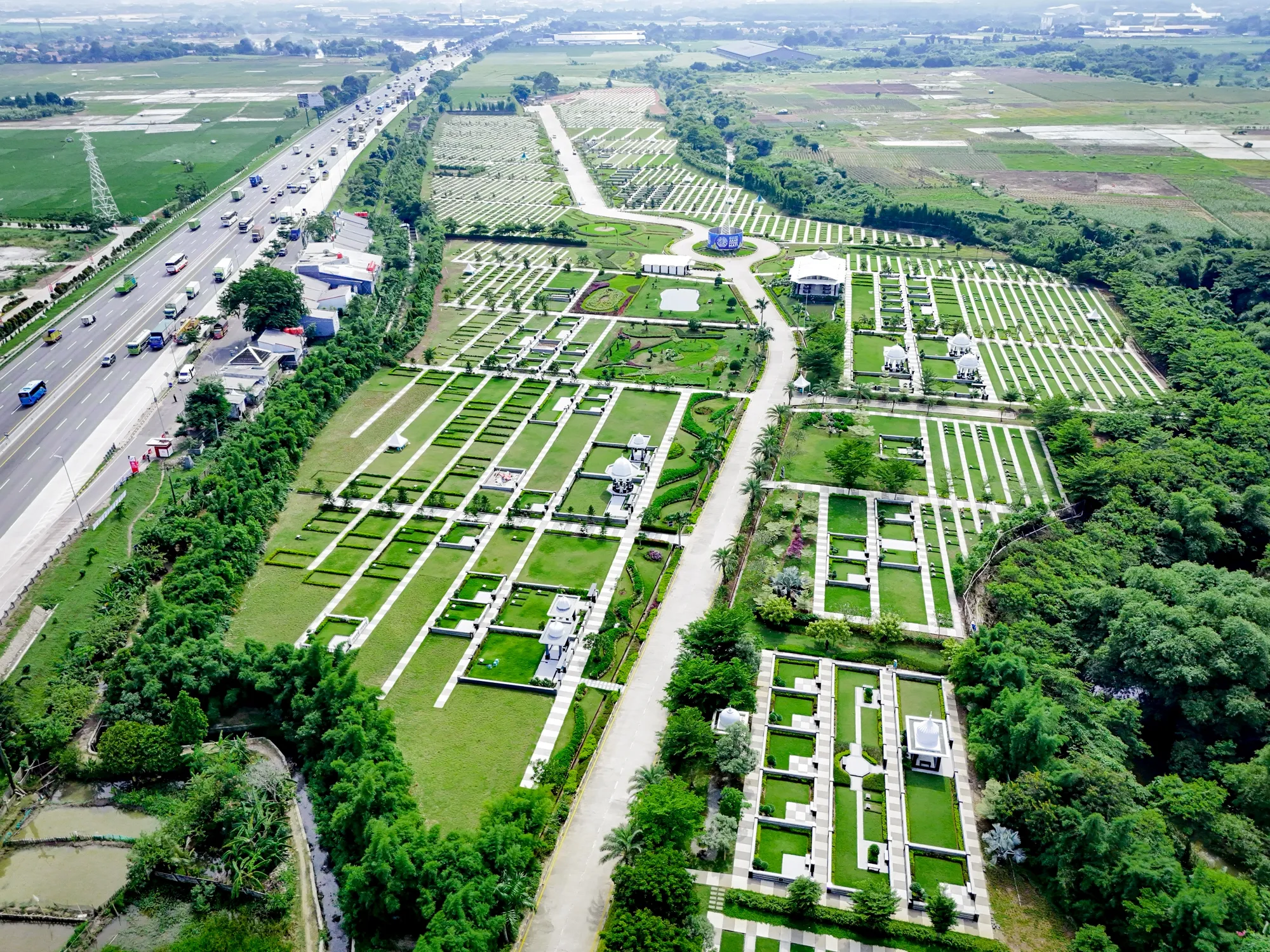 Pemandangan udara lanskap hijau Al Azhar Memorial Garden Karawang