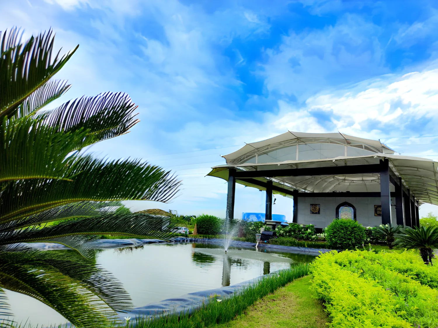 Gedung pertemuan dan kolam tenang di area pemakaman
